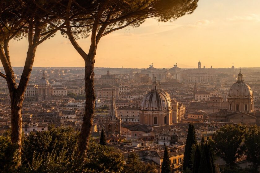 Panorama di Roma visto da uno dei sette colli con cupole, tetti storici e pini marittimi