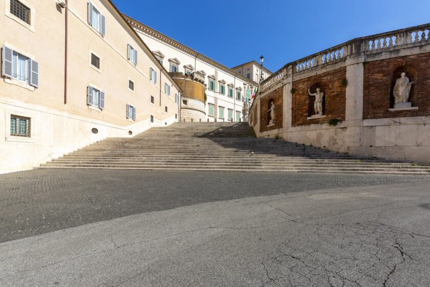 Scale verso Piazza del Quirinale e Palazzo del Quirinale, uno dei 7 colli di Roma