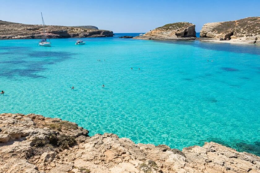 Acque turchesi della Blue Lagoon a Comino nell’arcipelago di Malta