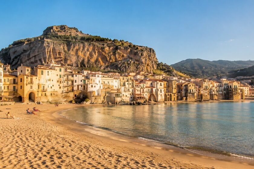 Caletta di Caldura a Cefalù con ciottoli, scogli e mare cristallino