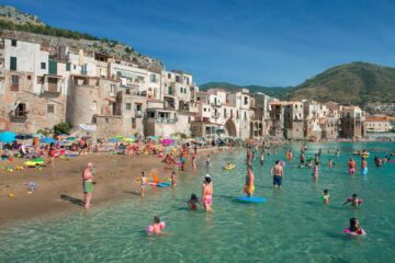 Spiaggia sabbiosa di Cefalù con il centro storico e la Rocca sullo sfondo