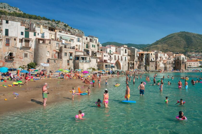 Spiaggia sabbiosa di Cefalù con il centro storico e la Rocca sullo sfondo