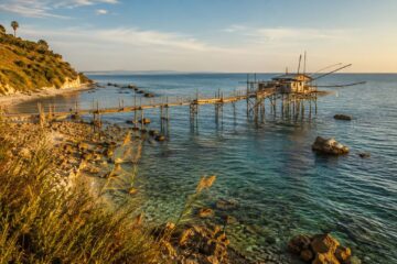 Trabocco in legno affacciato sul mare lungo la Costiera dei Trabocchi in Abruzzo