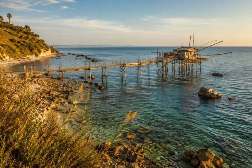Trabocco in legno affacciato sul mare lungo la Costiera dei Trabocchi in Abruzzo
