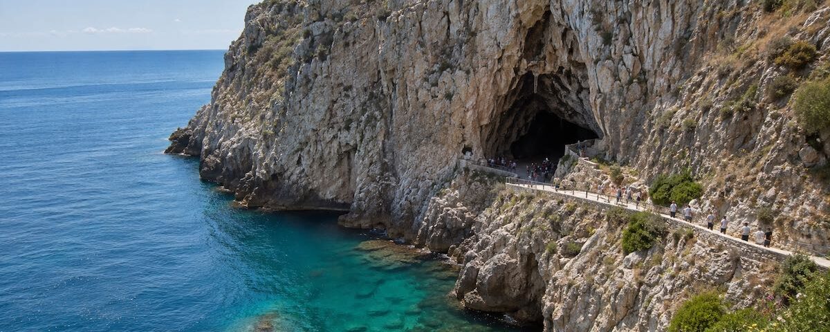 Ingresso della Grotta Zinzulusa lungo la costa di Castro nel Salento