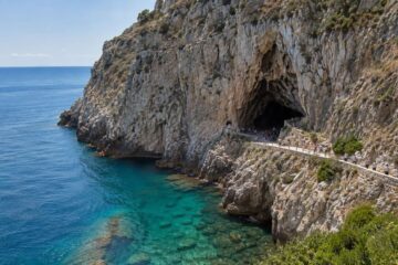 Ingresso della Grotta Zinzulusa lungo la costa di Castro nel Salento