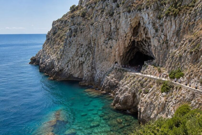Ingresso della Grotta Zinzulusa lungo la costa di Castro nel Salento