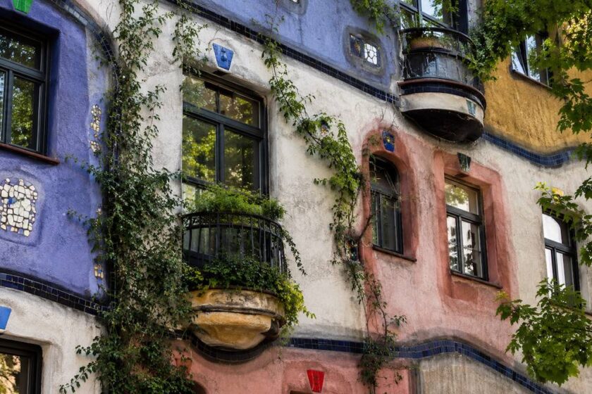 Dettaglio colorato dell’Hundertwasserhaus a Vienna con linee curve, finestre irregolari e decorazioni artistiche