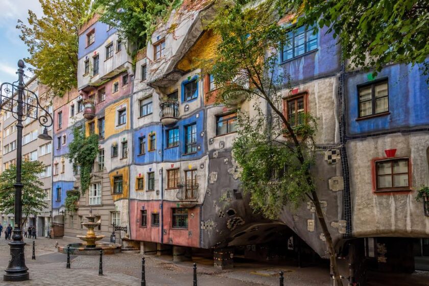Hundertwasserhaus a Vienna con facciata colorata, finestre irregolari e piante sui balconi