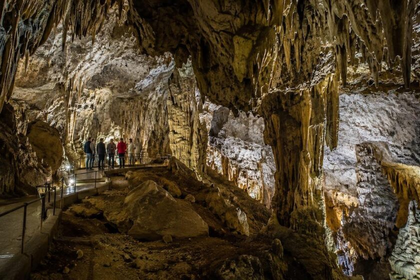 Stalattiti e stalagmiti all’interno della Grotta Zinzulusa nel Salento