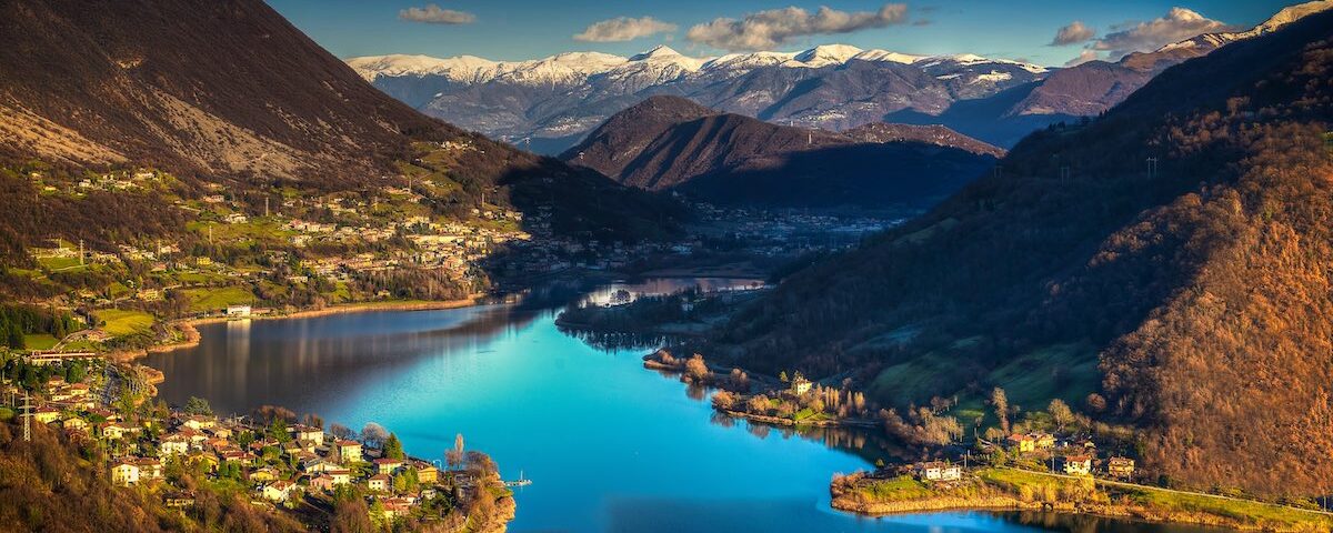 Panorama del Lago di Endine in Val Cavallina con acqua calma, montagne verdi e borghi sulle rive