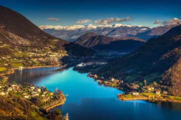 Panorama del Lago di Endine in Val Cavallina con acqua calma, montagne verdi e borghi sulle rive