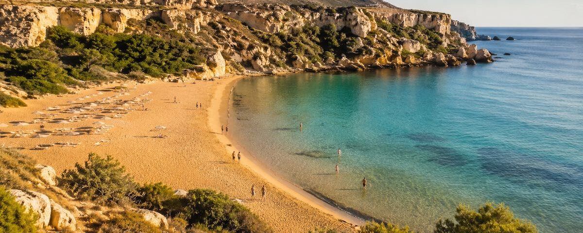 Golden Bay a Malta con sabbia dorata, scogliere e mare turchese