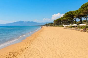 Ampia spiaggia sabbiosa di Paestum affacciata sul mare della Campania