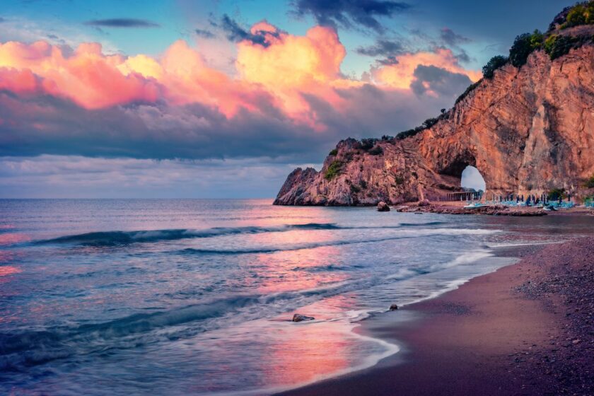 Arco Naturale di Palinuro con mare Mediterraneo, costa rocciosa e luce del mattino nel Cilento