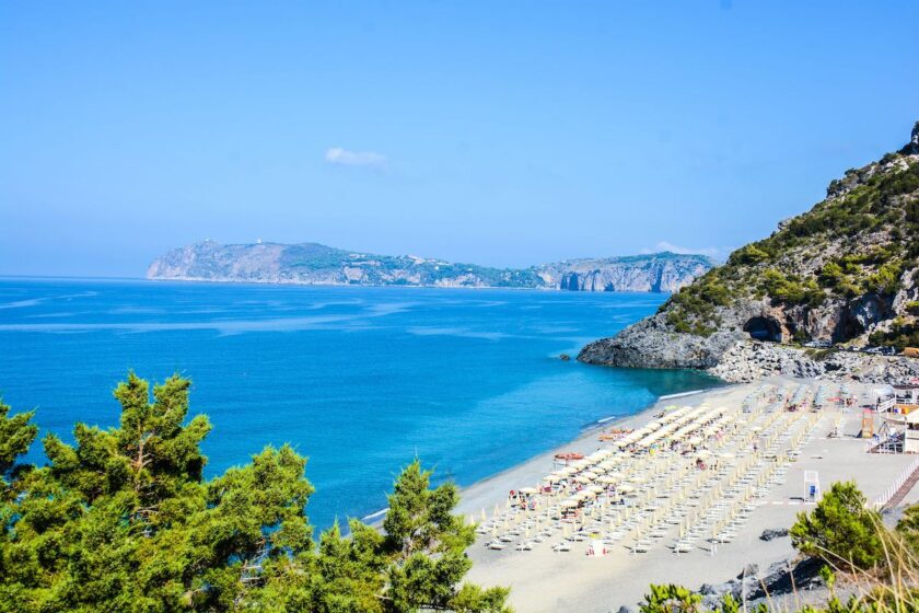 Baia dei Ciclopi a Palinuro con mare limpido, costa rocciosa e paesaggio del Cilento