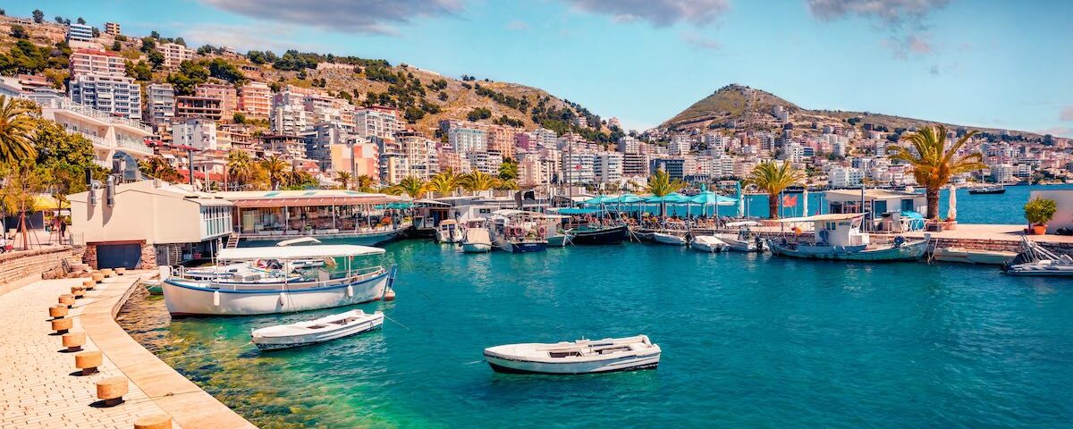Vista panoramica di Saranda in Albania con mare Ionio, lungomare e costa mediterranea