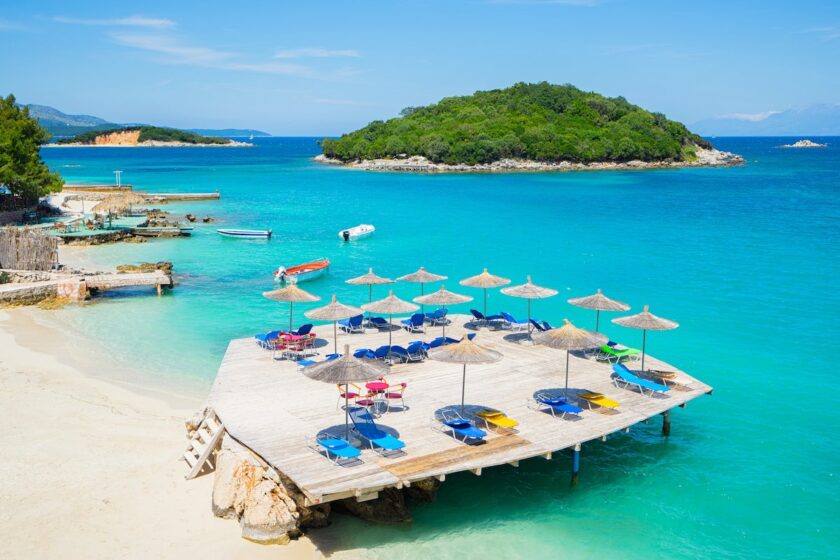 Spiaggia di Ksamil vicino Saranda in Albania con mare turchese e isolotti