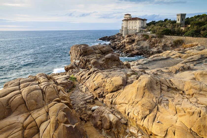 Castello del Boccale sugli scogli della Costa degli Etruschi, una delle zone più suggestive per il mare in Toscana