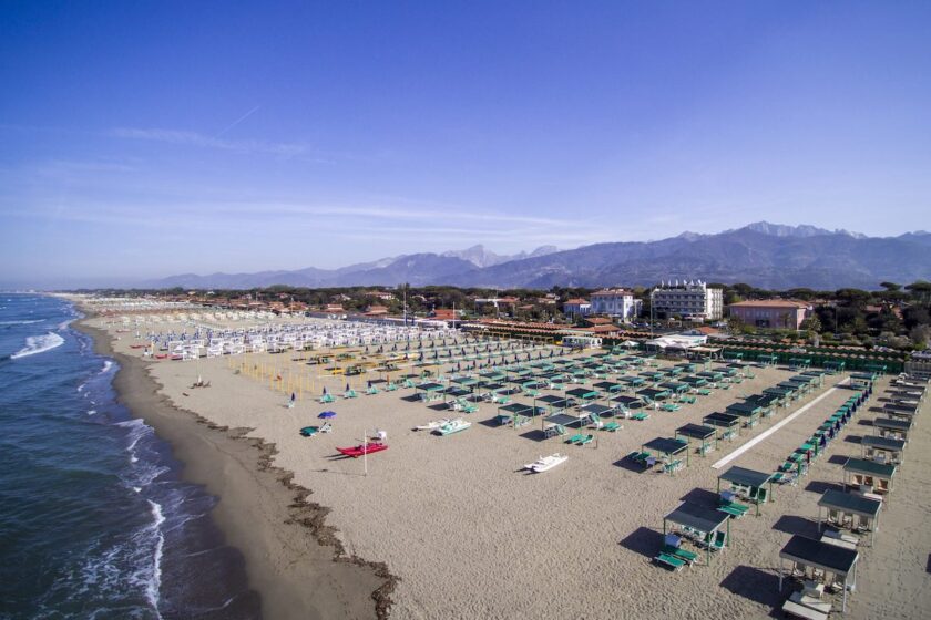 Vista aerea della spiaggia di Forte dei Marmi in Versilia, tra le località più eleganti per una vacanza al mare in Toscana