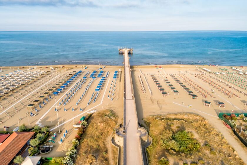 Vista aerea della spiaggia di Marina di Pietrasanta in Versilia, una delle località più amate per il mare in Toscana