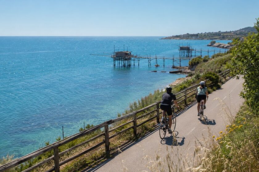Ciclisti sulla Via Verde con i trabocchi dell’Abruzzo affacciati sul mare