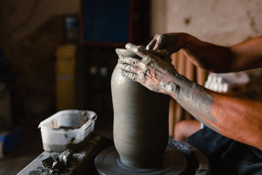 Artigiano lavora una ceramica al tornio a Grottaglie