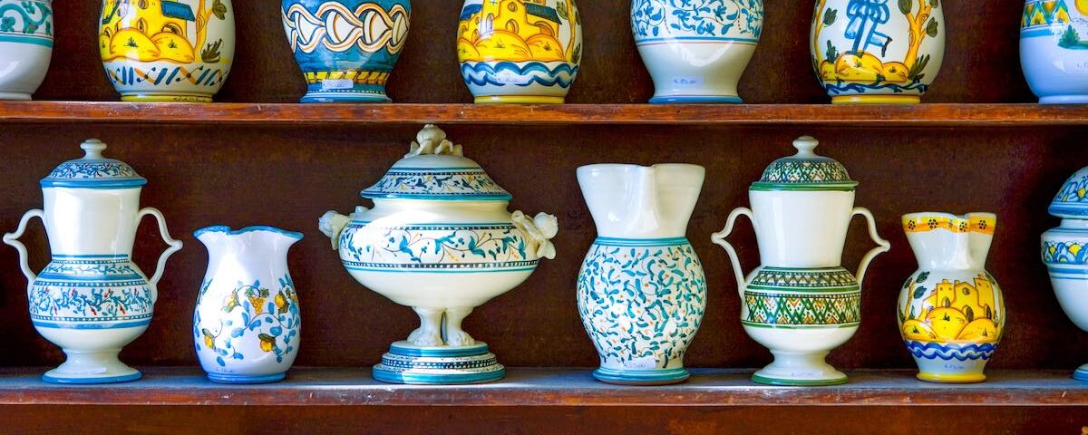 Ceramiche artigianali tipiche esposte a Grottaglie