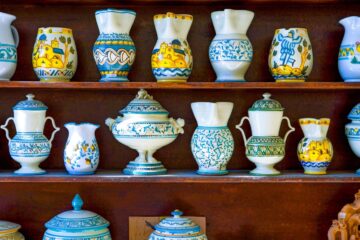 Ceramiche artigianali tipiche esposte a Grottaglie