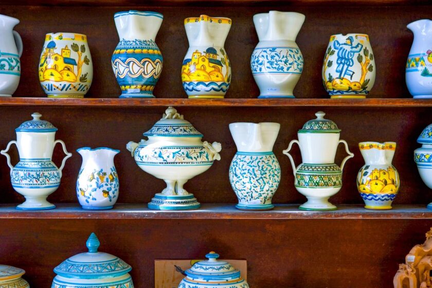 Ceramiche artigianali tipiche esposte a Grottaglie