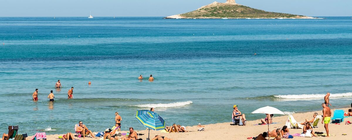 Spiaggia di Isola delle Femmine con l'isolotto sullo sfondo