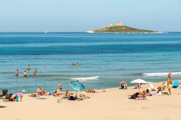 Spiaggia di Isola delle Femmine con l'isolotto sullo sfondo