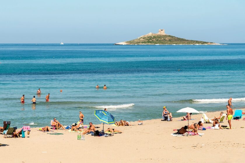 Spiaggia di Isola delle Femmine con l'isolotto sullo sfondo