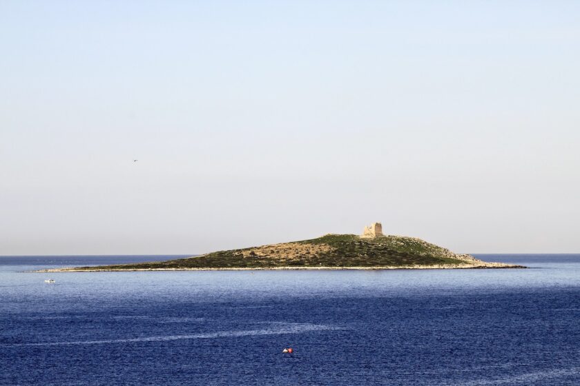 Isolotto di Isola delle Femmine con torre di avvistamento