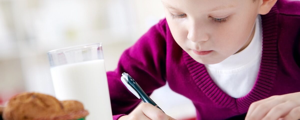 Bambino scrive la letterina per Babbo Natale
