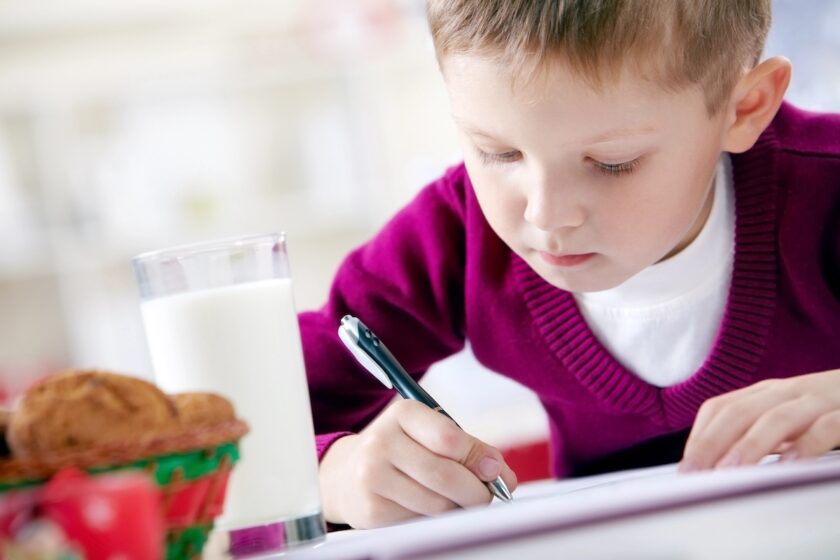 Bambino scrive la letterina per Babbo Natale