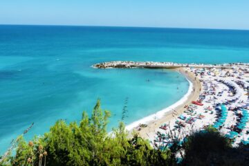 Veduta panoramica del mare e delle spiagge di Numana sulla Riviera del Conero