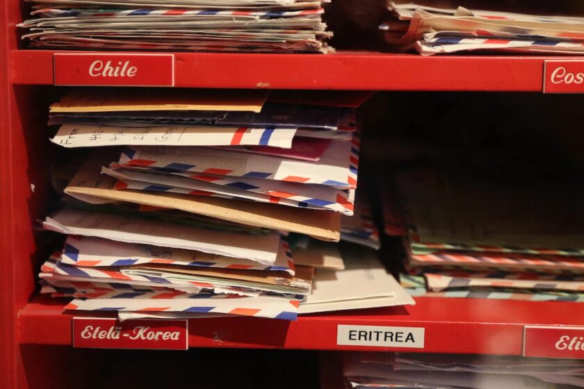 Cassetta postale rossa nella neve per le lettere destinate a Babbo Natale