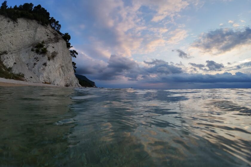 Caletta di ghiaia e mare limpido nella zona di Numana Alta