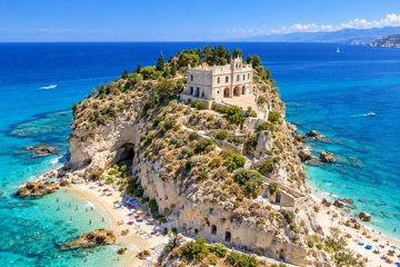 Illustrazione del Castello di Belvedere Marittimo su un promontorio roccioso affacciato sul mare turchese.