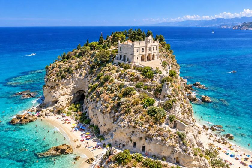 Illustrazione del Castello di Belvedere Marittimo su un promontorio roccioso affacciato sul mare turchese.