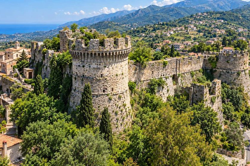 Castello di Belvedere Marittimo con torri merlate, mura e vegetazione