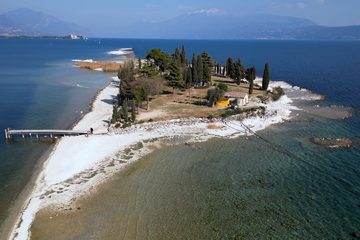 Veduta dell’Isola di San Biagio, conosciuta anche come Isola dei Conigli, sul Lago di Garda.
