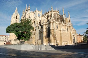 Cattedrale di León Spagna affacciata sulla piazza del centro storico