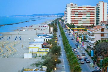 Veduta panoramica del lungomare di Montesilvano e della spiaggia dopo il tramonto.