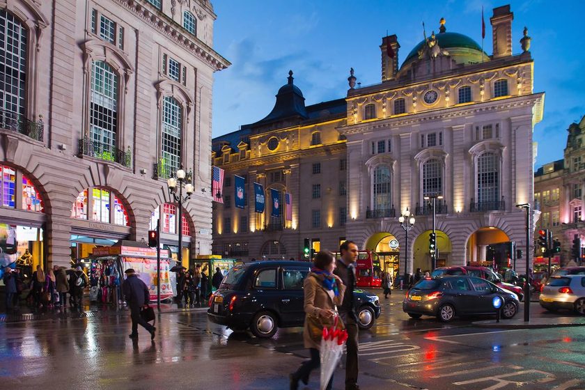 Insegne luminose e traffico serale a Piccadilly Circus, nel centro di Londra