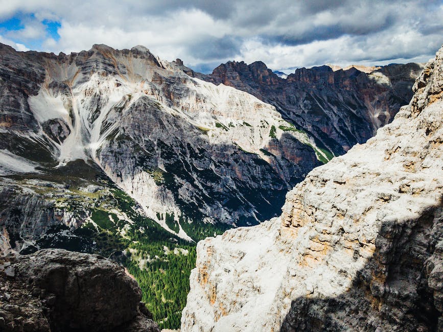 A breathtaking view of the Dolomiti mountains, showcasing their majestic beauty